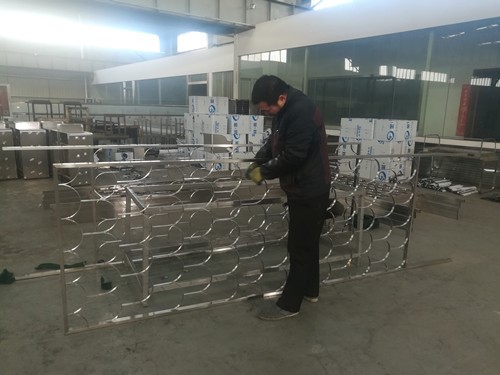 不銹鋼屏風(fēng)拉絲現(xiàn)場(chǎng)